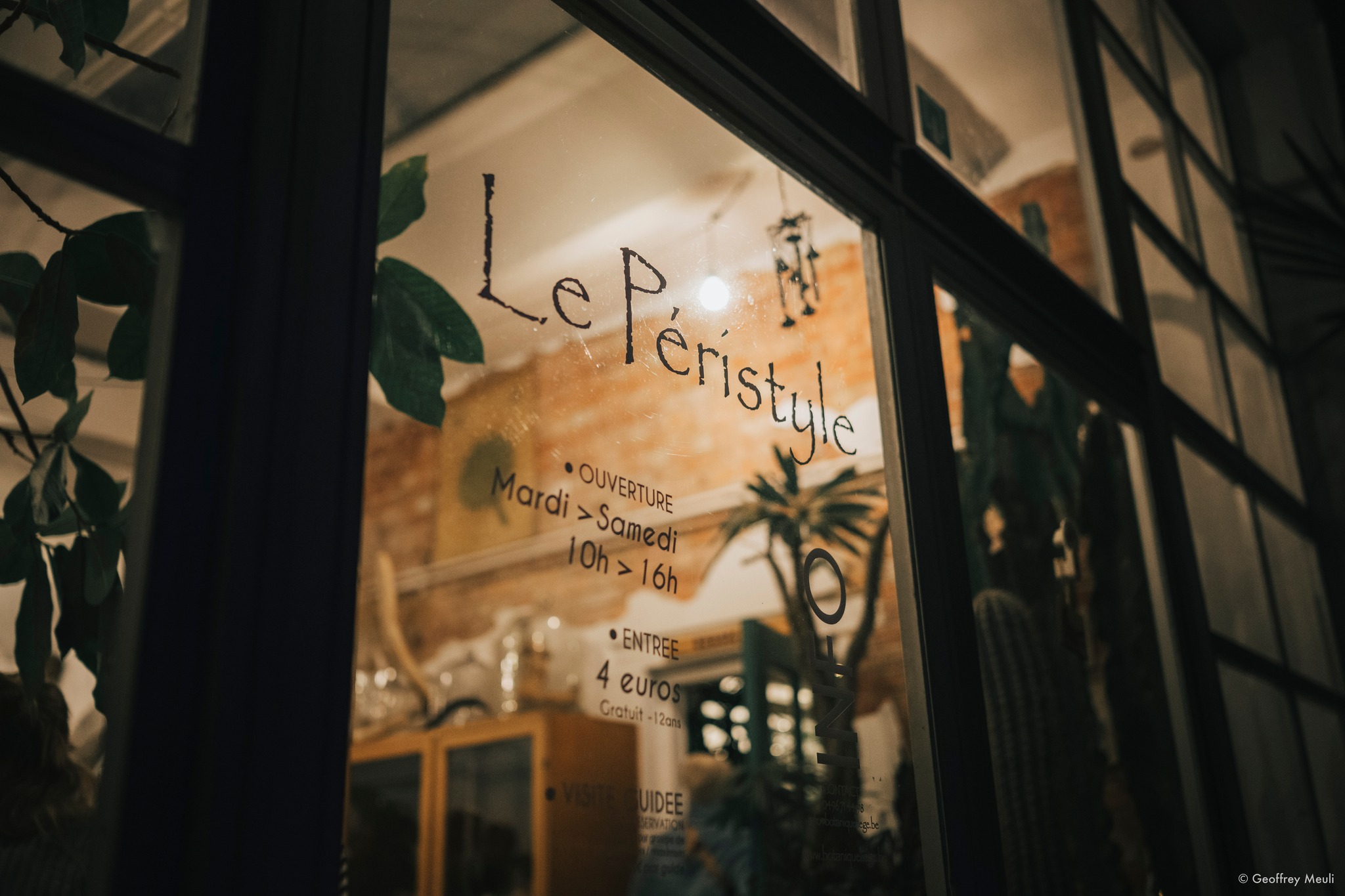 Photo de l'entrée du Café Le Péristyle - Page de contact